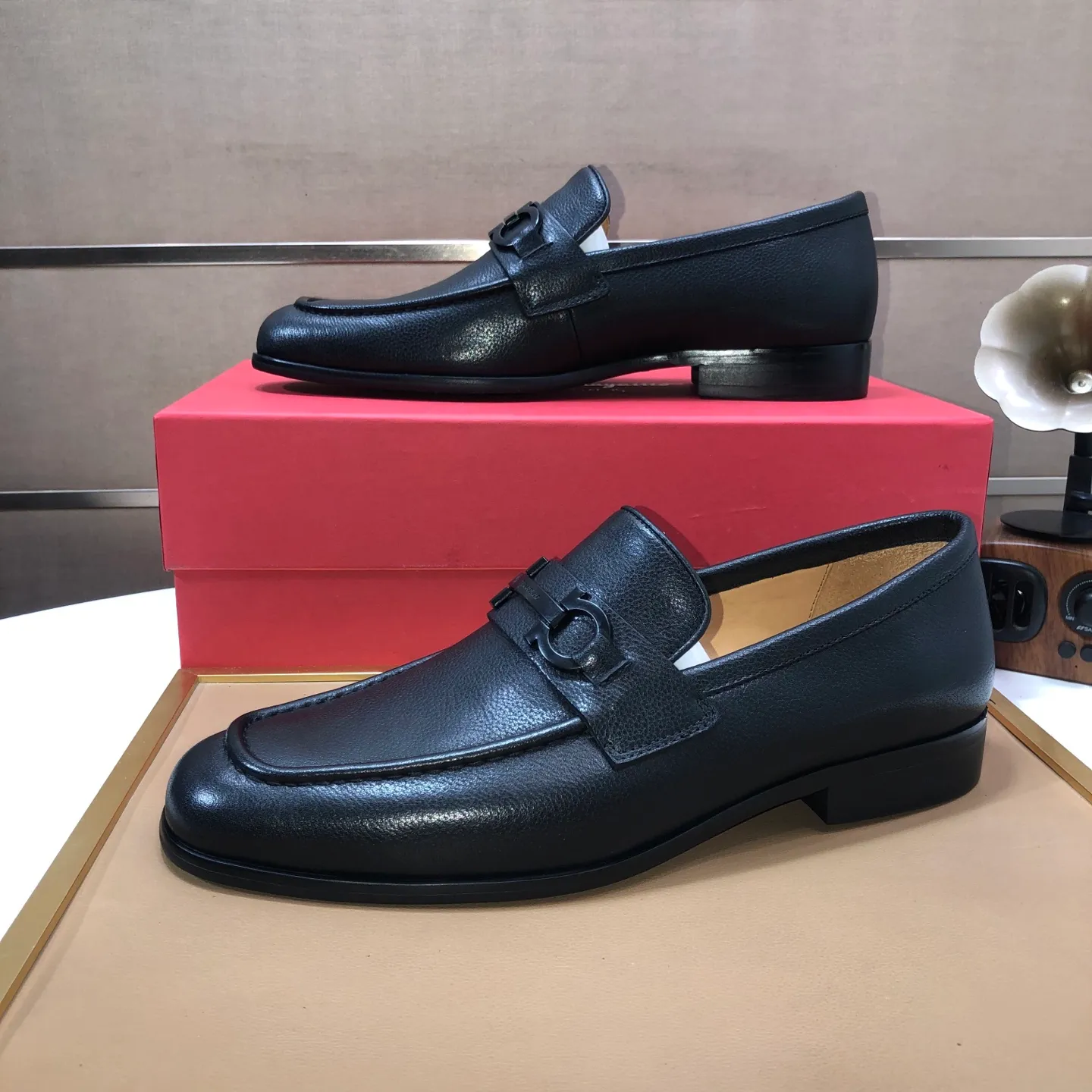 Men's shoes💰580💰【Ferragamo】Official website new product update👏High-quality casual shoes👟Imported first-layer calfskin with official website breathable printed fabric, comfortable and breathable, cowhide lining. Matching code: 38~44 (45 customized, non-refundable)